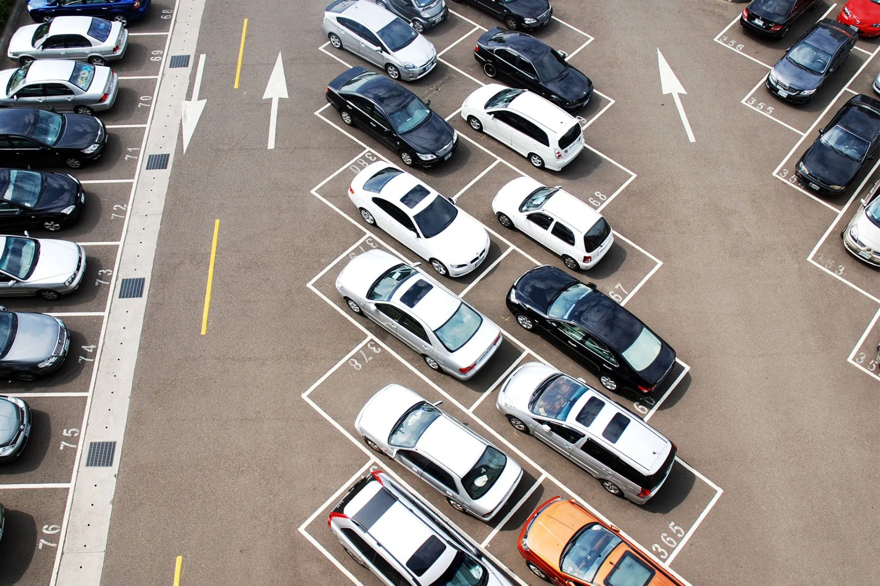 &ouml;ppen parkeringsplats